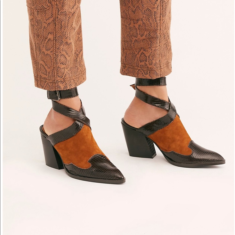 RARE!!! NWT FREE PEOPLE WALK THIS WAY MULE